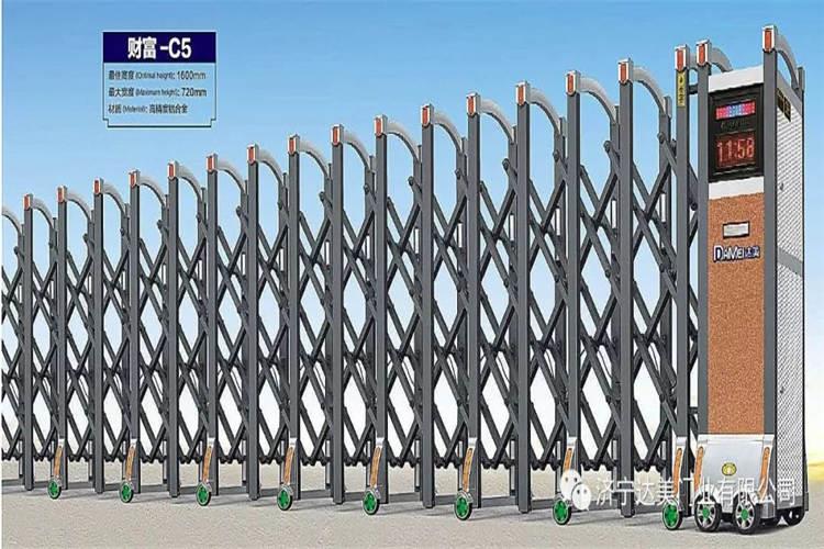 电动伸缩门的遥控、人工控制、按密码、刷卡、指纹、可视对讲等功能配置，提高了进门的安全系数